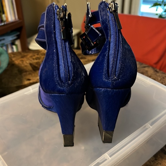 Selling a pair of June Ambrose size 7.5 Pony Skin fur & suede wedge - Picture 3 of 4